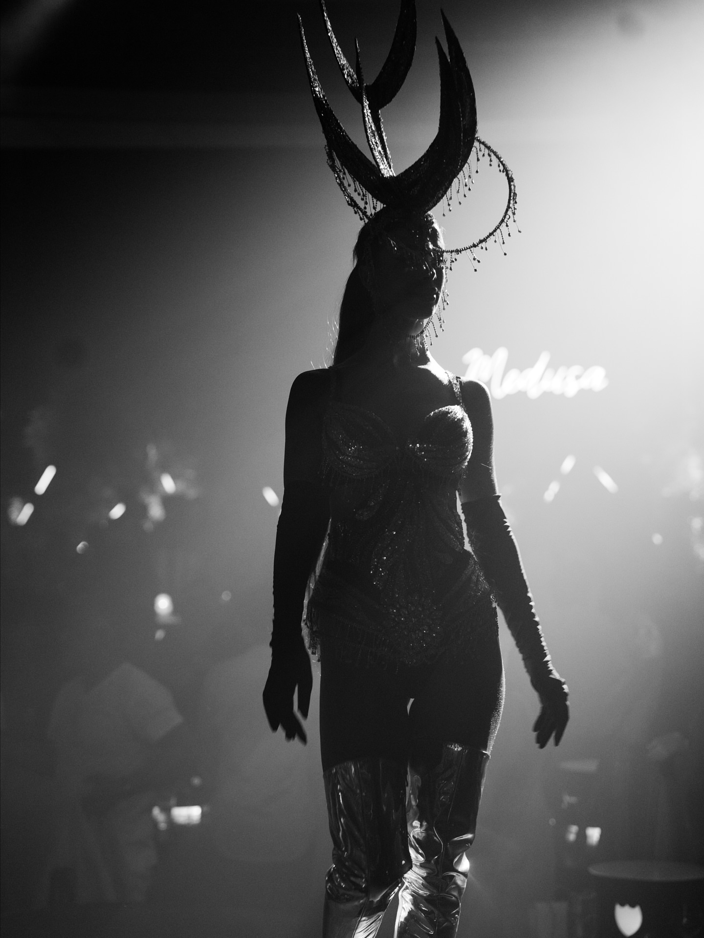 Danseuse en costume de scène couture et coiffe, production de spectacle Event Agency St Barth