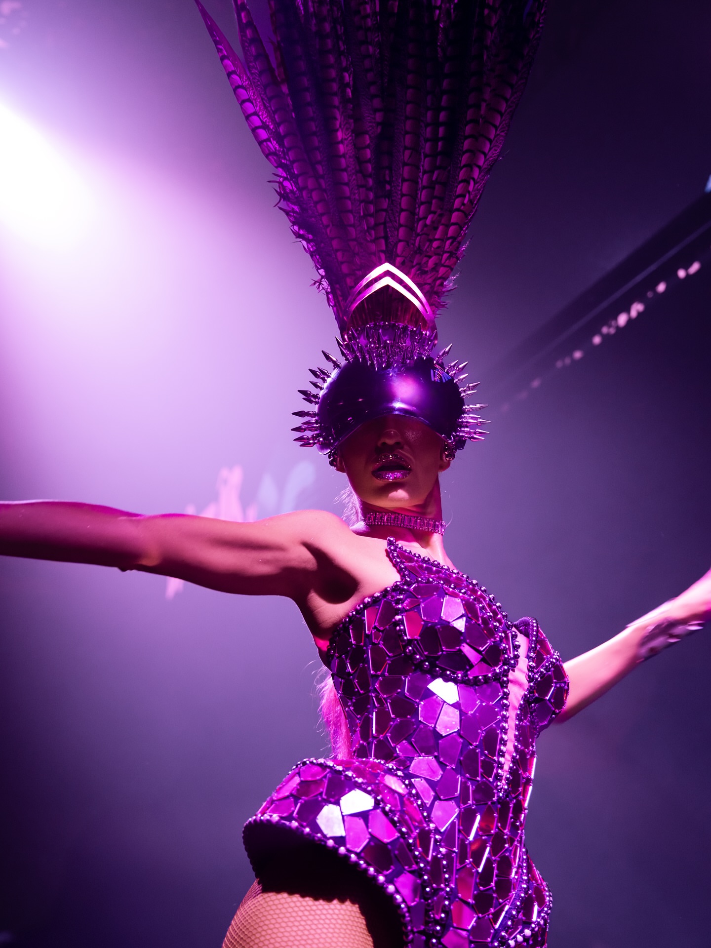 Danseuse en costume miroir et coiffe à plumes, production de spectacle Event Agency St Barth