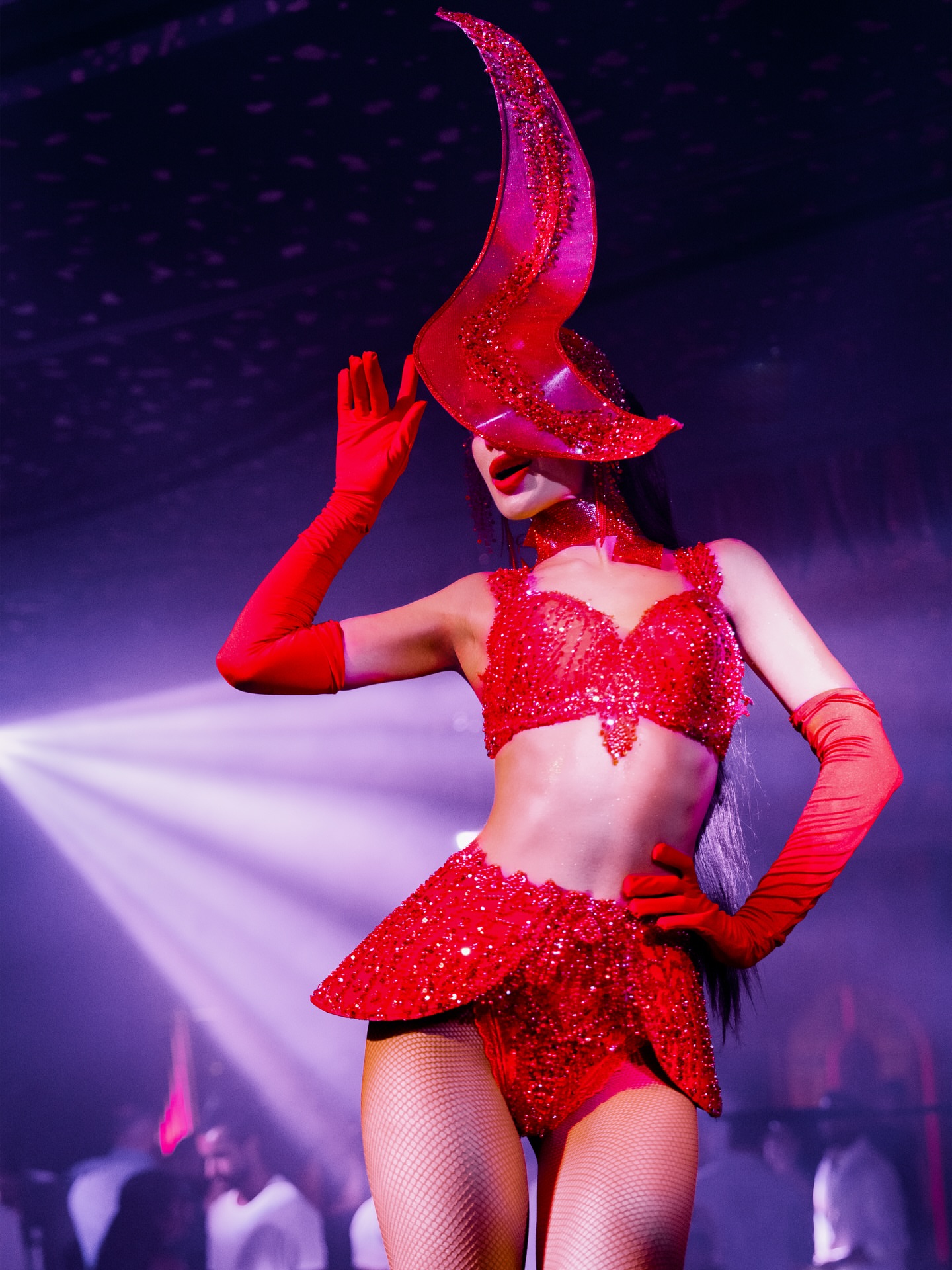 Danseuse en costume de scène couture rouge, production de spectacle Event Agency St Barth